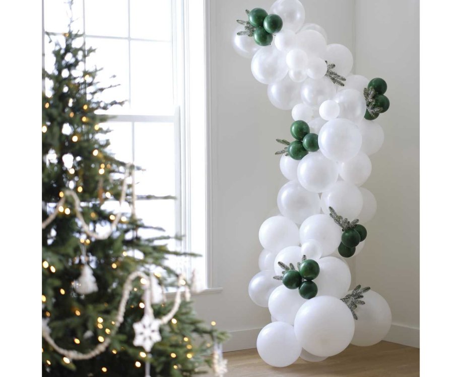 Χριστουγεννιάτικη Αψίδα από άσπρα και πράσινα Μπαλόνια με χιονισμένα κλαδάκια